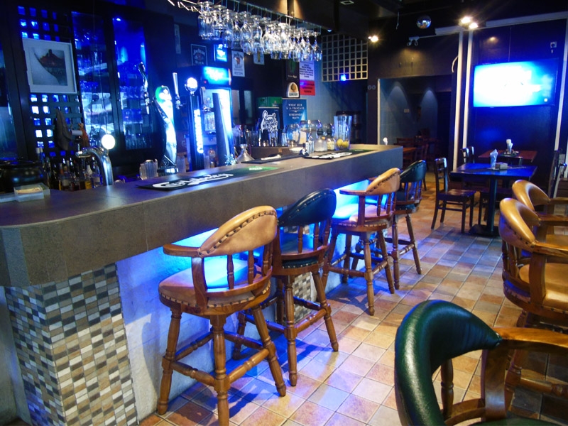 restaurants furniture TRAVELLERS BISTRO & PUB 